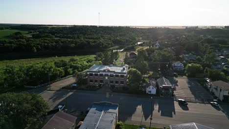 Toma-Panorámica-En-4K-Del-Histórico-Edificio-De-Seguros-Wawanesa-En-La-Hora-Dorada