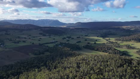 Sombras-De-Nubes-Que-Se-Mueven-Sobre-Campos-Verdes-Y-Montañas,-Interior-De-Tasmania,-Australia