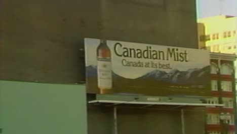 Cartelera-Publicitaria-De-Bebidas-Alcohólicas-Canadian-Mist-De-Los-Años-70-En-Portland,-Oregón