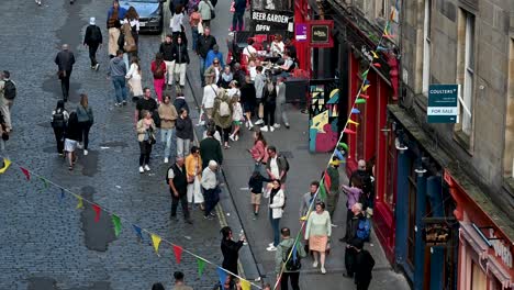 Esperando-Afuera-De-La-Cervecería-Al-Aire-Libre-En-Victoria-Street,-Edimburgo,-Escocia