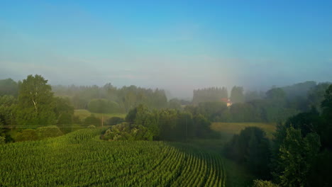 Mañana-De-Niebla-Aérea-En-El-Campo-De-Letonia-Con-Casa-Aislada-En-El-Bosque