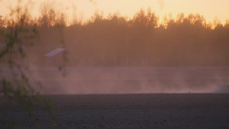 Tractor-Gradando-Un-Campo-Seco-Al-Atardecer-En-El-Norte-De-Europa