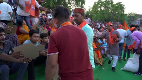 Trabajadores-Del-BJP-Distribuyen-Productos-Del-BJP-A-Los-Partidarios-Del-Partido-En-El-Mitin-De-Campaña-Electoral-De-La-Lok-Sabha-Del-Ministro-Principal-Yogi-Adityanath-En-Assi-Ghat