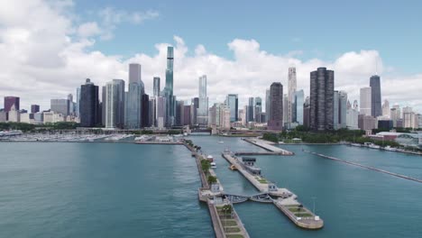 Luftaufnahme-Der-Skyline-Von-Chicago-Im-Stadtzentrum-Und-Drohnenansicht-Entlang-Der-Wolkenkratzer-Bei-Sonnigem-Tagesverlauf