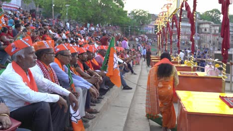 BJP-Anhänger-Versammelten-Sich-Zur-Teilnahme-An-Der-Wahlkampfkundgebung-Von-Ministerpräsident-Yogi-Adityanath,-Lok-Sabha,-Am-Assi-Ghat