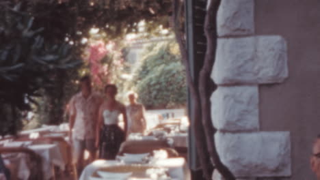 Pareja-Paseando-Bajo-Una-Pérgola-De-Parras-En-El-Casco-Antiguo-De-Dubrovnik,-Década-De-1960