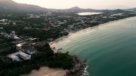 Hermosa-Vista-Aérea-De-La-Provincia-De-Surat-Thani-Y-La-Playa-De-Chaweng,-Costa-Con-Agua-Clara,-Espacio-De-Copia-Y-Cámara-Lenta