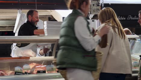 Personas-Comprando-En-Un-Bullicioso-Mercado-De-Alimentos-En-Antibes,-Francia,-Toma-Estática-De-Cerca