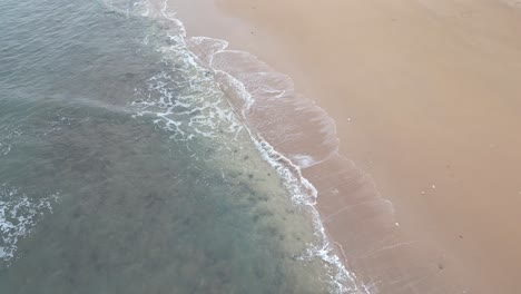 Vista-Aérea-De-Arriba-Hacia-Abajo-Del-Océano-Índico,-Mar,-Paisaje-Marino-No-Contaminado-Y-Playa-Tropical-De-Arena-Blanca-En-Mohéli-O-Mwali,-Parte-De-La-Unión-De-Las-Comoras