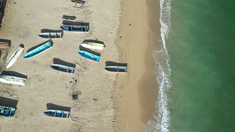 Hölzernes-Fischerboot-Auf-Weißem-Sand,-Tropisches-Strandparadies-In-Mohéli-Oder-Mwali,-Teil-Der-Union-Der-Komoren-In-Afrika