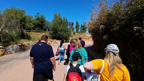 Turistas-Emocionados-Ingresando-Al-Parque-Zoológico-De-Ática-En-Cámara-Lenta