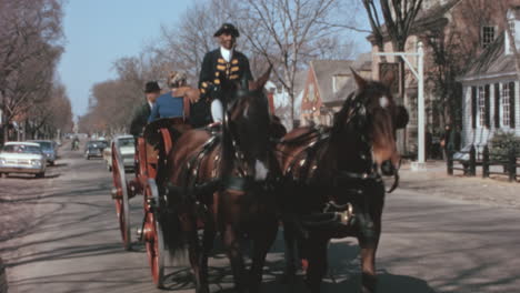 Carruaje-Tirado-Por-Caballos-Con-Cochero-Del-Siglo-XVIII-En-Williamsburg,-La-época-Colonial-De-Los-Años-50