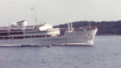 Primer-Plano-Del-Ferry-Yugoslavo-Jadrolinija-Entrando-Lentamente-Al-Puerto-De-Dubrovnik,-Década-De-1960