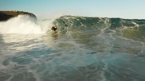 Vista-Aérea-De-Un-Bodyboarder-Sobre-Una-Ola,-Puesta-De-Sol-Practicando-Bodyboard-En-Sydney,-Australia