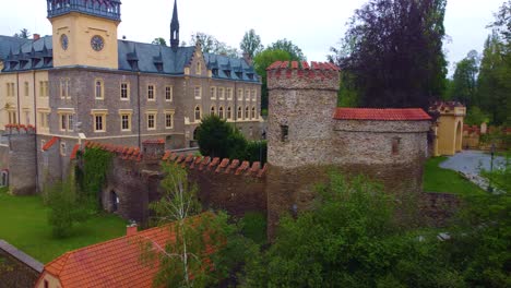 Castillo-De-Zruc-Nad-Sazavou,-República-Checa,-Con-Prados-Verdes-Vibrantes-Durante-Un-Día-Nublado-De-Primavera,-Vista-Aérea