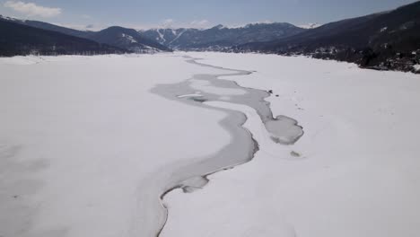 Vista-Aérea-De-Un-Lago-Congelado-Que-Muestra-Patrones-De-Hielo-únicos-E-Intrincados