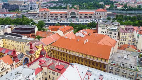 Toma-Aérea-Lenta-De-Un-Gran-Edificio-Ornamentado-En-Praga,-República-Checa