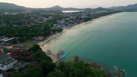 Drone-Sobre-Koh-Samui-Chaweng,-Vista-Aérea,-Golfo-De-Tailandia,-Famosa-Playa,-Destino-Turístico,-Ciudad