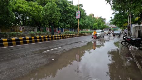 Fahrzeuge-Kämpfen-Im-Starken-Regen-Von-Rajkot