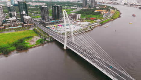 Fangen-Sie-Den-Dynamischen-Puls-Von-Ho-Chi-Stadt-Mit-Dieser-Luftaufnahme-Von-Fahrzeugen-Ein,-Die-Mühelos-über-Die-Ba-Son-Brücke-Gleiten