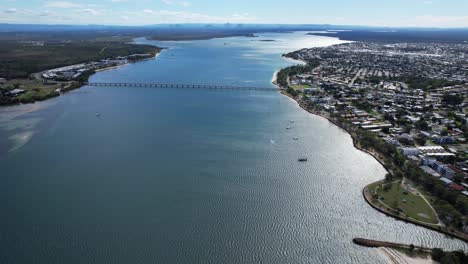 Panorama-Luftaufnahme-Der-Bribie-Island-Bridge-Im-Sandstone-Point,-Queensland,-Australien