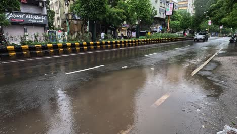 Starker-Regen-Auf-Der-Straße-In-Der-Stadt-Rajkot