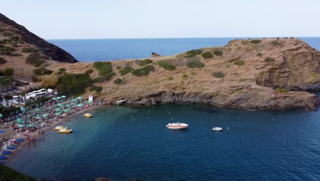 Un-Dron-Vuela-De-Lado-Sobre-El-Mar-En-La-Bahía-De-Evita,-Bali,-En-Creta,-Grecia.-El-Mar-Es-Azul-Y-Claro,-Una-Hermosa-Bahía-Con-Playa.