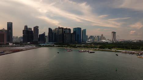 Singapore-skyline-at-sunset,-Marina-Bay-Park,-Asia