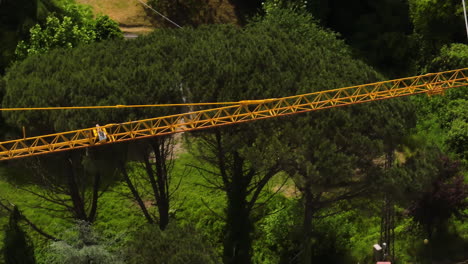 Turmdrehkranausleger-Gegen-Waldbäume-Auf-Der-Baustelle-In-Foce,-La-Spezia,-Italien