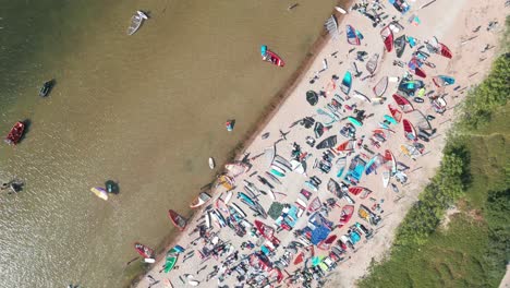 überfüllter-Strand-Mit-Bunten-Segeln-Und-Drachen