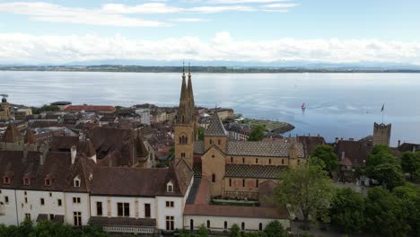 Iglesia-Reformada-De-Estilo-Gótico-En-Neuchâtel,-Suiza.-Castillo-De-Neuenburg,-Vista-Aérea-Del-Lago