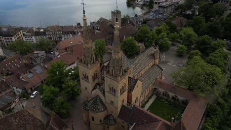 Iglesia-Reformada-De-Estilo-Gótico-En-Neuchâtel,-Suiza.-Castillo-De-Neuenburg.