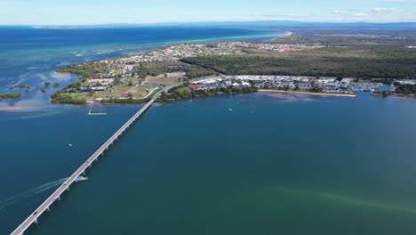 Puente-Bribie-Con-Vista-A-La-Ciudad-De-Sandstone-Point-En-Bribie-Island-Road,-Queensland,-Australia