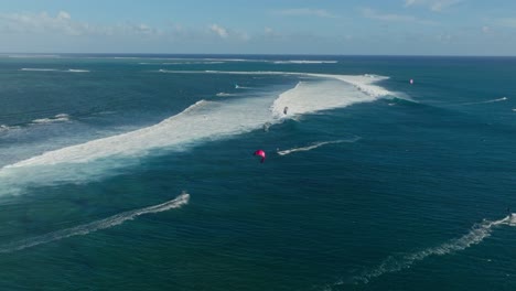 Kitesurfistas-Surfeando-Las-Hermosas-Olas-De-Mauricio-Durante-Un-Día-Ventoso