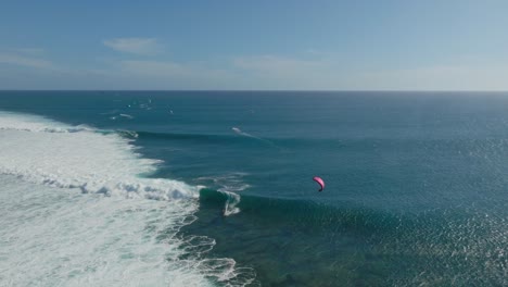 Drohnenaufnahme-Eines-Kitesurfers,-Der-Auf-Den-Wellen-Von-One-Eye-Auf-Mauritius-Reitet