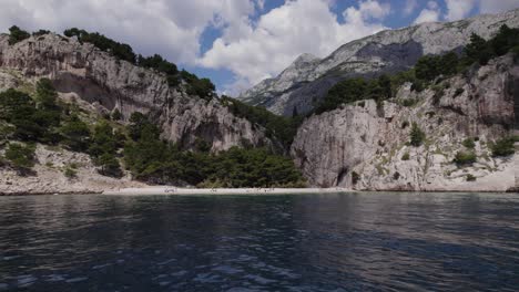 Volando-Desde-La-Aislada-Playa-De-Nugal-Hacia-El-Mar-Adriático,-Croacia