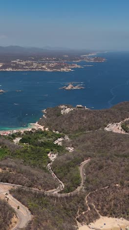 Vista-Panorámica-Vertical-De-Las-Bahías-De-Huatulco,-Oaxaca,-México