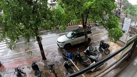 Una-Vista-Desde-Un-Complejo-Comercial-En-Rajkot,-Se-Ve-Una-Fuerte-Lluvia.