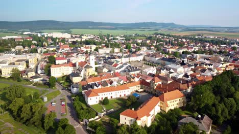 El-Barroco-Monumental-De-La-Iglesia-De-La-Asunción-De-La-Virgen-María-En-Novy-Jicin,-República-Checa