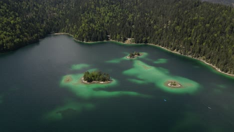 Eibsee,-Umgeben-Von-Bäumen-Auf-Einer-Kleinen-Insel-Im-Eibsee,-Bayern,-Grainau,-Deutschland