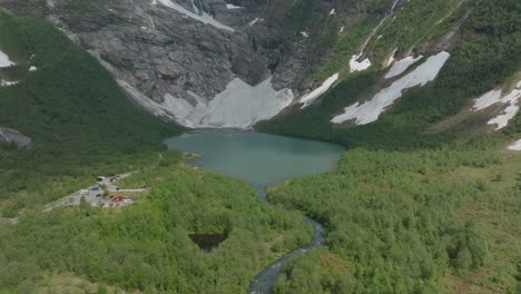 Glaciar-Boyabreen-Con-Montañas-Y-Bosques,-Vista-Aérea-Con-Dron