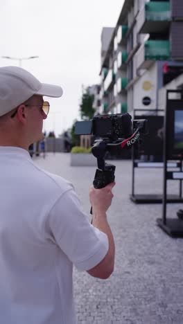 Vertikal---Filmemacher-Geht-Mit-Kardanischer-Aufhängung-In-Den-Händen-Auf-Der-Straße