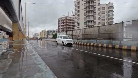 Se-Ve-El-Tráfico-En-El-Puente-De-La-Ciudad-De-Rajkot-Bajo-La-Lluvia