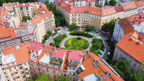 Plaza-Circular-Con-Casas,-Edificios-Antiguos-Y-Un-Hermoso-Césped-En-Praga,-República-Checa