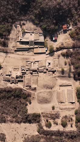 Toma-Aérea-Con-Dron-De-Ruinas-Antiguas-En-Oaxaca,-Modo-Vertical