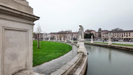 Shot-of-Padua,-a-city-in-Northern-Italy’s-Veneto-region:-Local-life-in-Prato-della-Valle-a-90,000-square-meter-elliptical-square