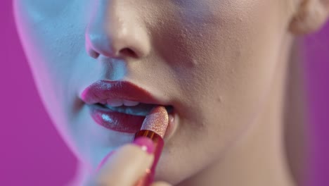 Poniéndose-Lápiz-Labial-Rojo,-Boca-De-Mujer-Atractiva-De-Cerca