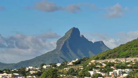 Drohnenaufnahme-Mit-Langem-Objektiv,-Die-Ein-Dorf-Und-Die-Berge-Von-Mauritius-Zeigt