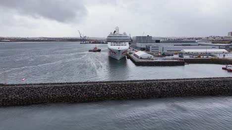 El-Vídeo-Muestra-El-Crucero-MSC-Norwegian-En-El-Puerto-De-Reykjavik-Con-El-Paisaje-Urbano-De-Fondo-Y-Un-Cielo-Nublado.