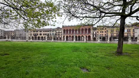 Una-Vista-Impresionante-De-Padua,-Una-Ciudad-Italiana-Con-Edificios-Antiguos,-áreas-Verdes,-árboles-Frondosos-Y-Un-Sendero-Para-Que-Los-Visitantes-Caminen-Bajo-Un-Cielo-Despejado.